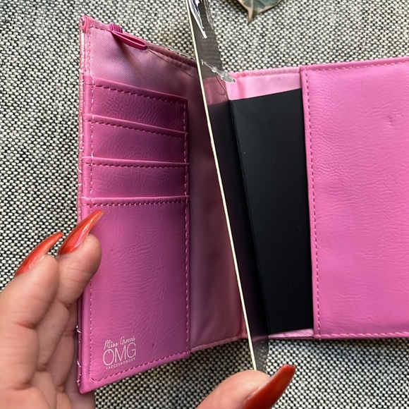 ✈️ NWT Miss Gwen’s OMG Passport Holder with Pink Iridescent beaded detailing - Picture 6 of 17